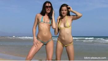 Dwie Nagie Dziewczyny Na Plaży